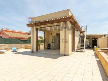 Case e ville in vendita di 90 m² in Via Umberto Nobile, 36