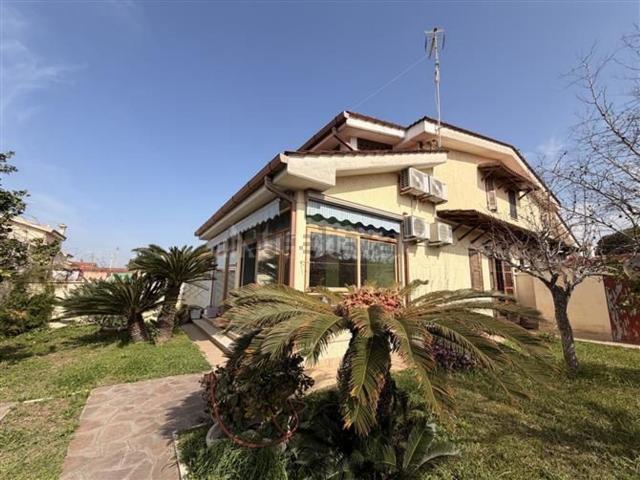 Case e ville in vendita di 90 m² in Via dei Platani