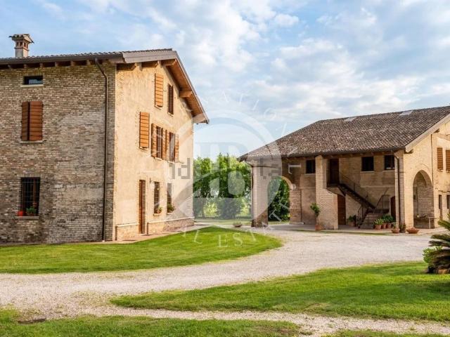 Case e ville in vendita di 925 m²