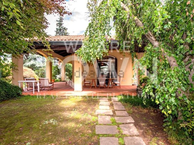 Case e ville in vendita di 928 m² in Via Siracusa