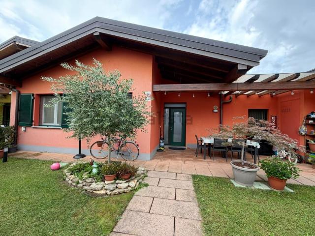 Case e ville in vendita di 92 m² in Via Magenta, 17
