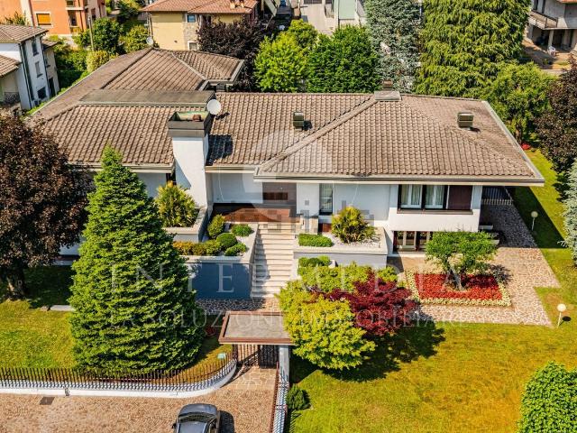 Case e ville in vendita di 941 m² in Via G. Pascoli, 7