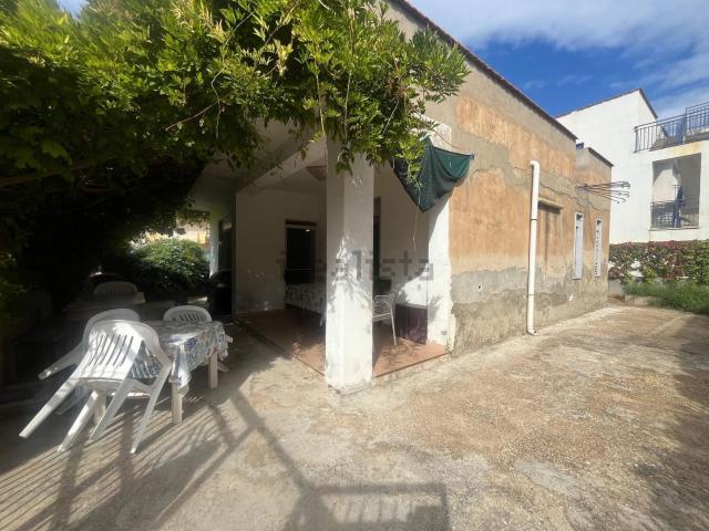 Case e ville in vendita di 94 m² in Via Saturno, 12
