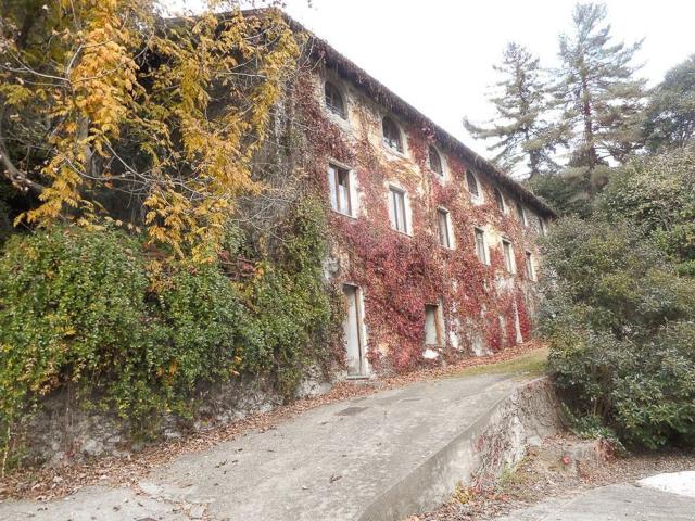 Case e ville in vendita di 950 m² in Via 42 Martiri, 2