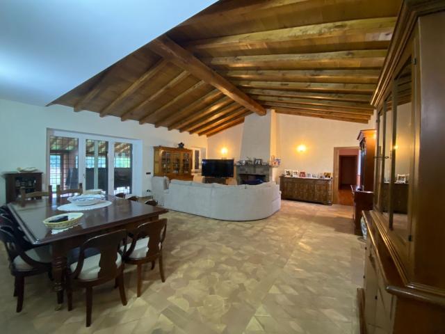 Case e ville in vendita di 950 m² in Via Cassia Bis