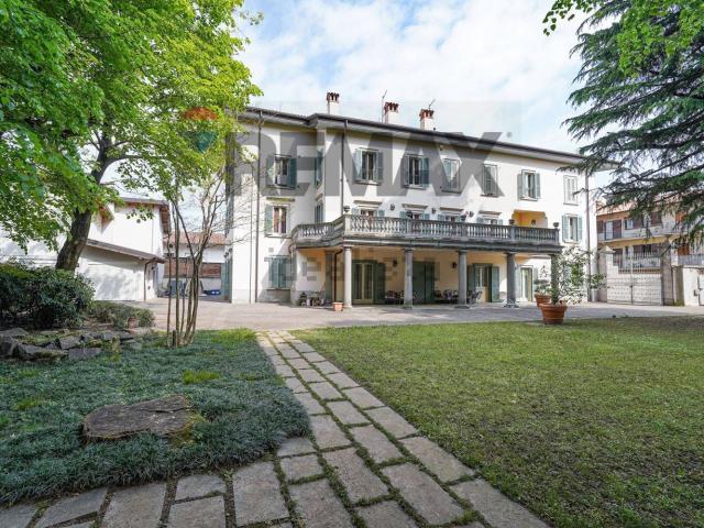 Case e ville in vendita di 950 m² in Via Arciprete Rota, 11