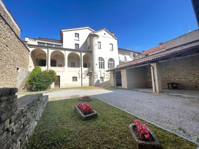 Case e ville in vendita di 950 m² in Via D.Alighieri, 25