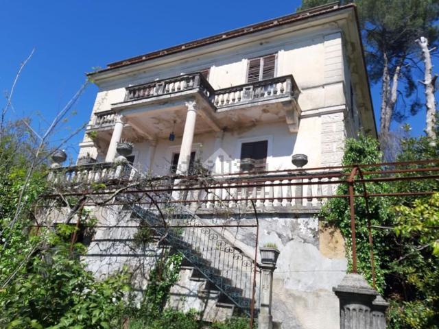 Case e ville in vendita di 950 m² in Via Pola