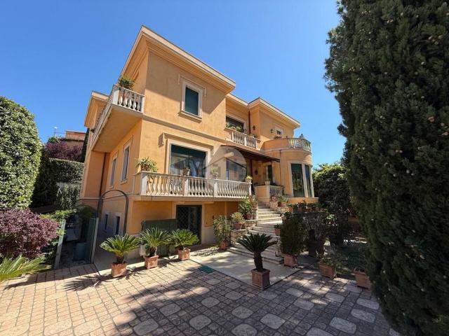 Case e ville in vendita di 964 m² in Viale Guglielmo Marconi