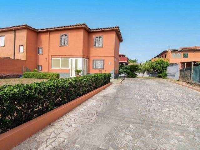 Case e ville in vendita di 96 m² in Via delle Gerbere, 20