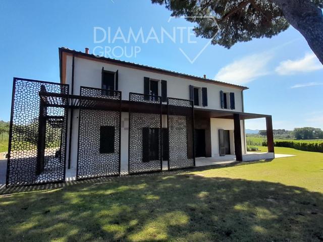 Case e ville in vendita di 980 m² in Via dei Parmigiani