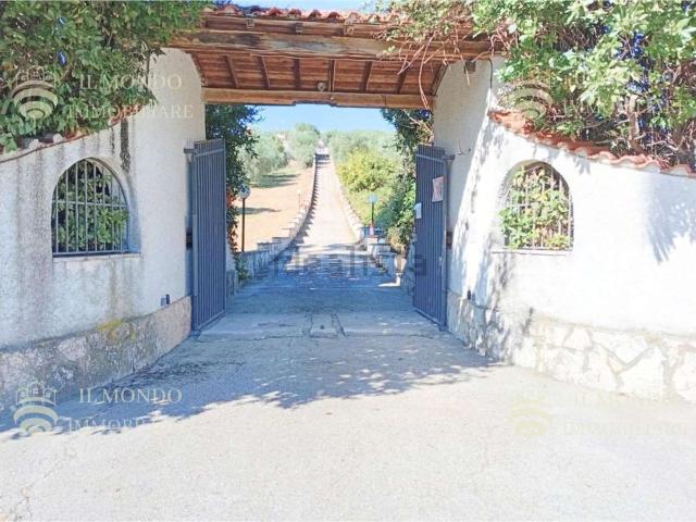 Case e ville in vendita di 987 m²