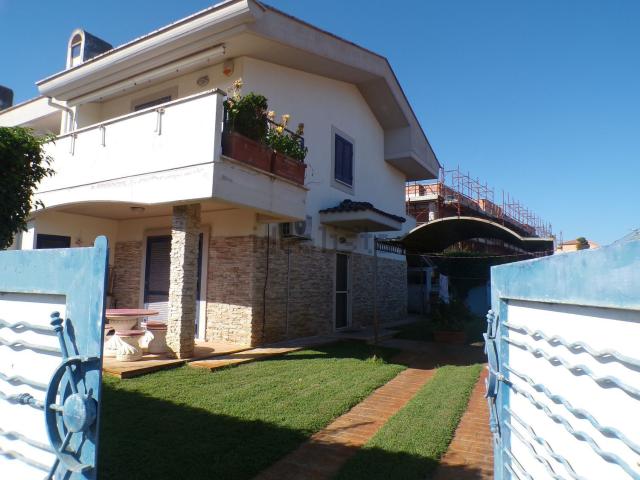 Case e ville in vendita di 98 m² in Lungomare Enea