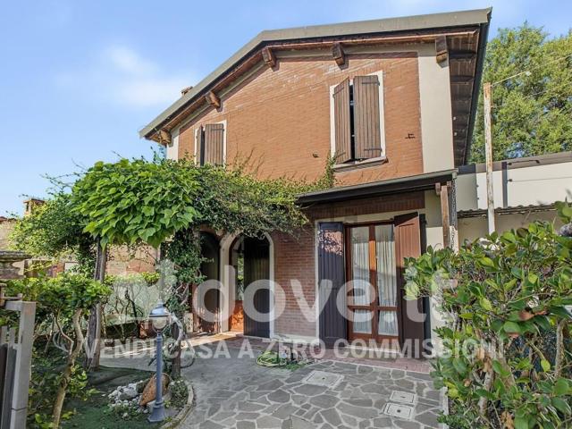 Case e ville in vendita di 98 m² in Via Borgonuovo, 12