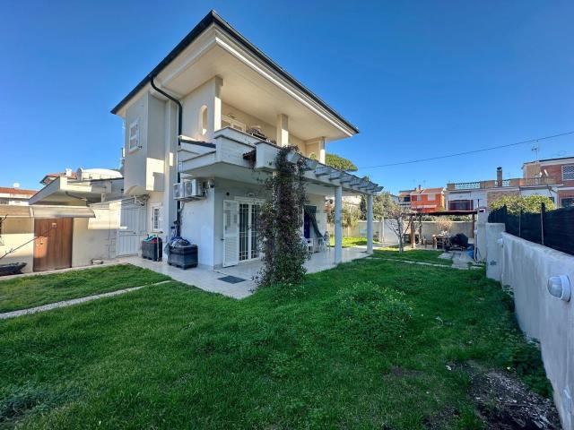 Case e ville in vendita di 98 m² in Via delle Conifere, 13