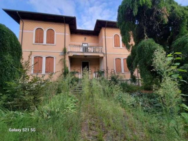 Case e ville in vendita di 995 m² in Via Valgrande, 30