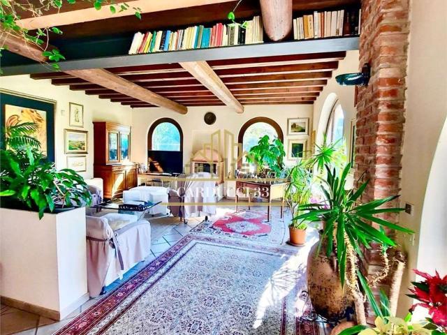 Case e ville in vendita di 996 m²