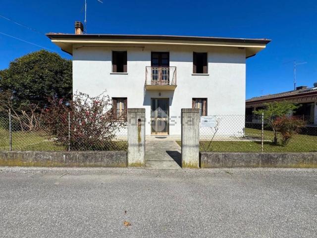 Case e ville in vendita di 99 m² in Via Enrico Fermi, 25