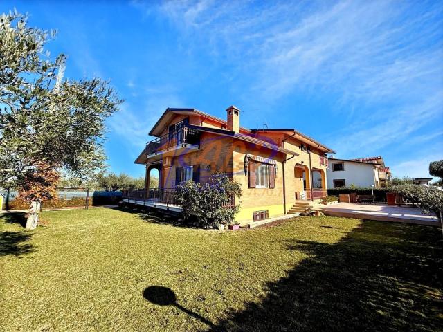 Case e ville in vendita di 1000 m²