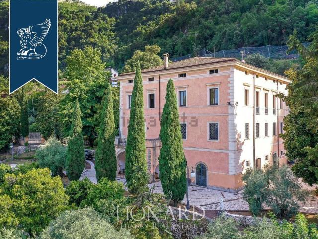 Case e ville in vendita di 1000 m²