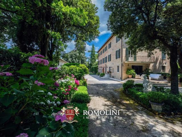 Case e ville in vendita di 1000 m²