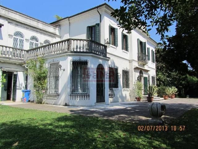 Case e ville in vendita di 1000 m²