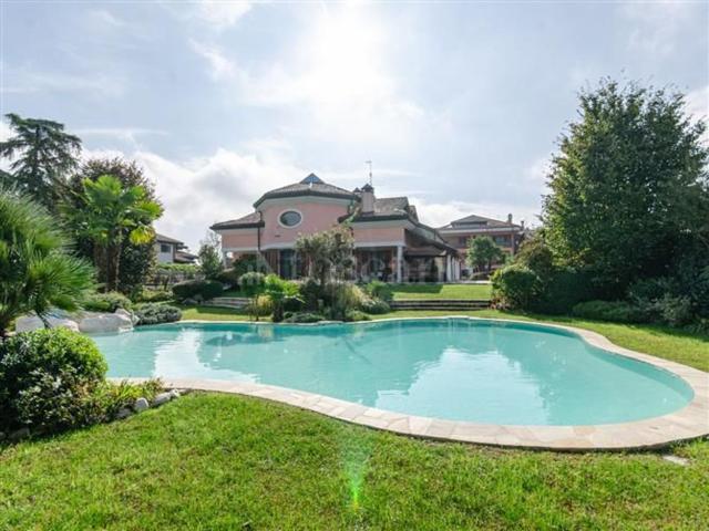 Case e ville in vendita di 1000 m² in Via Giovanni Verga