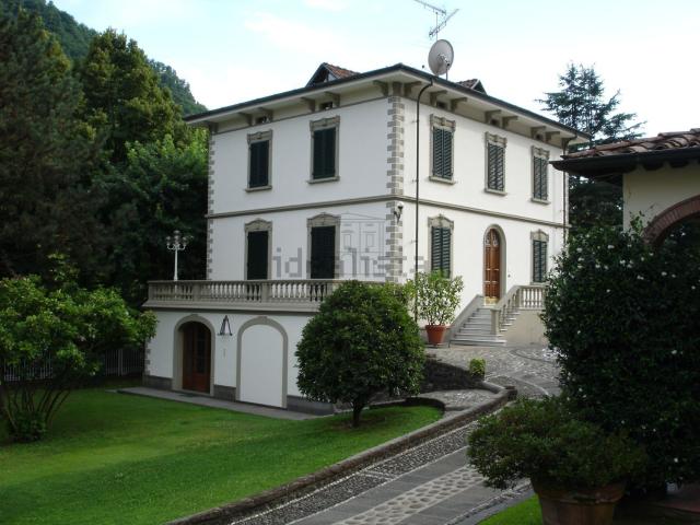 Case e ville in vendita di 1000 m² in Viale Umberto I&apos