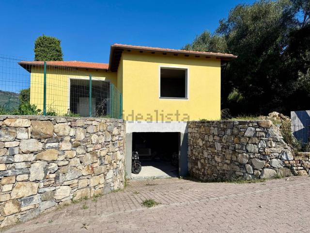 Case e ville in vendita di 102 m² in Via Diano Castello, 3