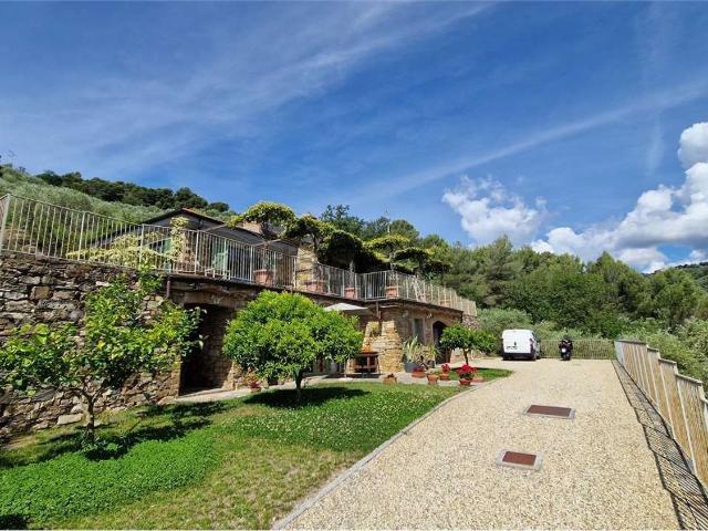 Case e ville in vendita di 103 m² in Via Diano Castello, 64