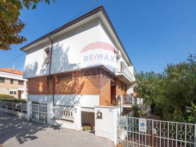 Case e ville in vendita di 103 m² in Viale Alcione, 68