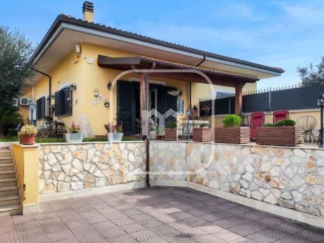 Case e ville in vendita di 105 m² in Via del Fontanile Tuscolano, 16