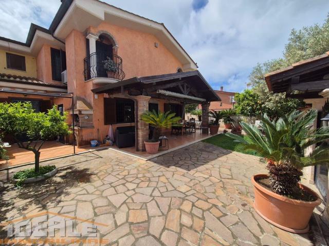 Case e ville in vendita di 105 m² in Via delle Camelie, 68