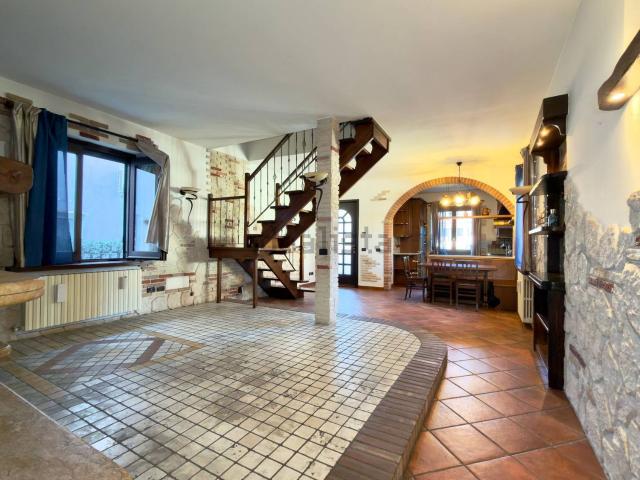 Case e ville in vendita di 105 m² in Via Monte San Primo, 25