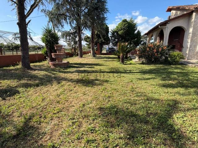 Case e ville in vendita di 105 m² in Via Torre Astura