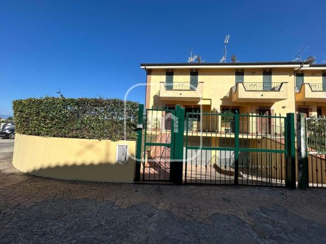 Case e ville in vendita di 105 m² in Via Velletri