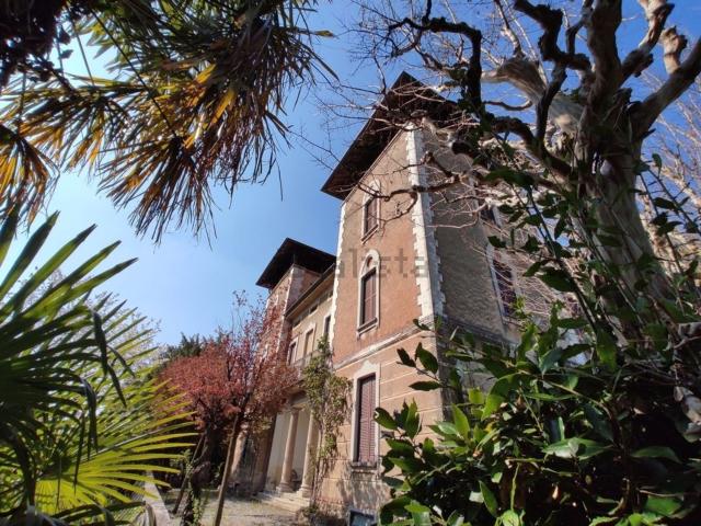 Case e ville in vendita di 1074 m²