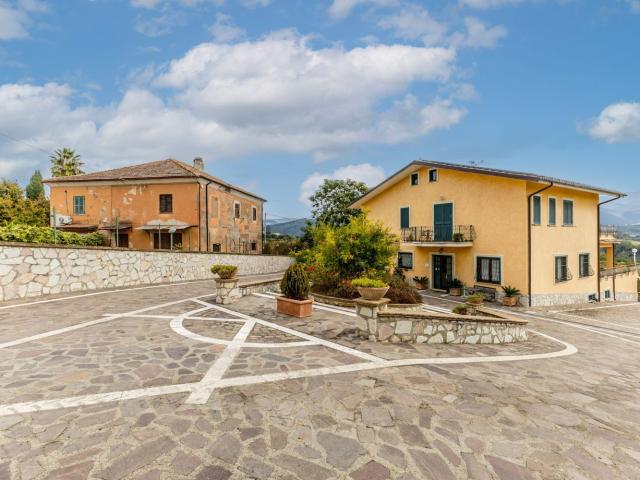 Case e ville in vendita di 1070 m² in Via Benedetti