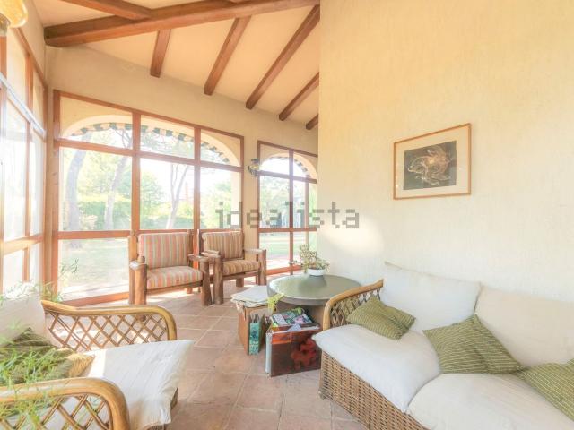 Case e ville in vendita di 1073 m² in Via Ugo Foscolo