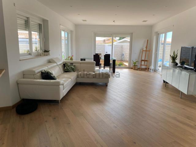 Case e ville in vendita di 108 m² in Via Dante Canducci, 106