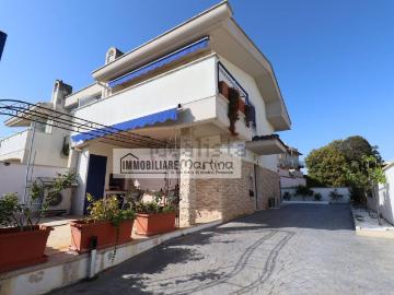 Case e ville in vendita di 108 m² in Lungomare Enea, 149