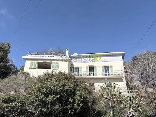 Case e ville in vendita di 109 m² in Via Giacomo Matteotti