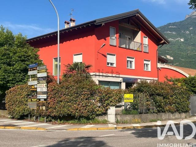 Case e ville in vendita di 1106 m² in Viale del Lavoro, 7