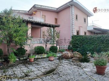 Case e ville in vendita di 110 m² in Via Chiesazza Sperone XI, 1
