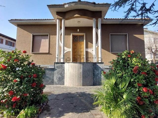 Case e ville in vendita di 110 m² in Via Gravellona, 27