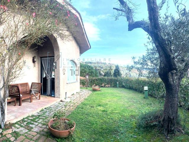 Case e ville in vendita di 110 m² in Via della Croce