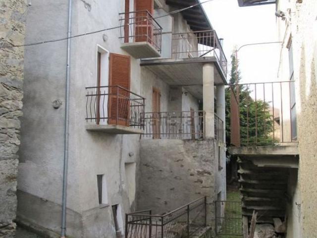 Case e ville in vendita di 110 m² in Via Fazzinelli