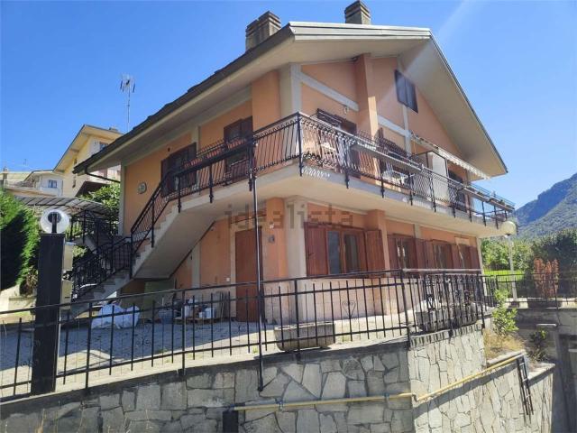 Case e ville in vendita di 110 m² in Via Monsignore Alliod, 17