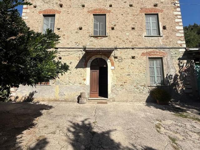 Case e ville in vendita di 110 m² in Via Valdicastello Carducci