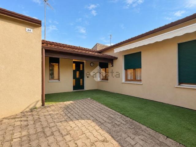 Case e ville in vendita di 111 m² in Via Molinetto, 44